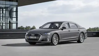 1.	Angela Merkel lässt sich meisten in einem Audi A8 L W12 Security durch die Gegend fahren. Das Auto ist mit schusssicheren Fenstern und einer gepanzerter Kommunikationsbox im Kofferraum ausgestattet. Staatsgäste werden aber nach wie vor mit einem M