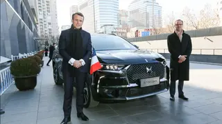 Der französische Präsident Emmanuel Macron bevorzugt einen DS7 Crossback mit Faltdach. Auch dieses Auto hält Maschinengewehrkugeln und Handgranaten stand wobei man nur hoffen kann, dass Herr Macron schnell genug den Kopf einziehen kann.