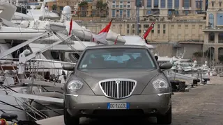 Sergio Mattarella, neu ernannter Ministerpräsident von Italien nutzt wie seine Vorgänger eines von drei verschiedenen Lancia-Modellen. Hier im Bild ist ein Lancia Thesis zu sehen. Die Autos sind allerding schon etwas älter, da Lancia inzwischen gar k