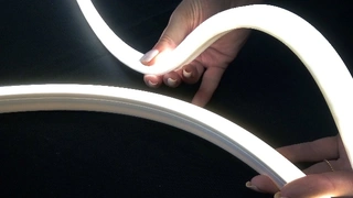 Flexibel im Innen- und Außenbereich einsetzbar ist die neue Akzentbeleuchtung Bilton Air von Bilton (Vertrieb: WFE). Möglich macht dies der biegsame Silikonmantel, in dem das eigens entwickelte LED-Lichtband verbaut ist. Er garantiert hohen Schutz ge