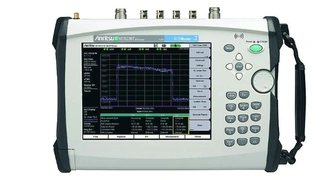 Wartungstechniker von Mobilfunk-Basisstationen können sich einen Klettergang auf den Mobilfunkmast sparen. Die Prüfung auf Signalstörung durch passive Intermodulation, PIM, kann mit einem tragbaren Analysator über die CPRI-Schnittstelle der Basisstat