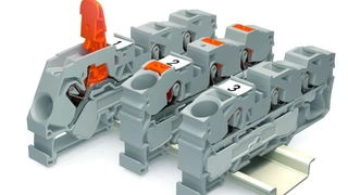 Zur Hannover Messe Industrie präsentierte WAGO die bewährten Reihenklemmen Topjob S mit zwei neuen Betätigungs­varianten: Hebel und Drücker.  Die Klemmstelle der neuen Reihenklemmen mit Drücker wird dabei mit einem frei wählbaren Werkzeug geöffnet. D