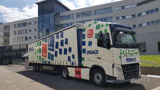 Der Mahle-Truck mit eingebautem »e-Waste Heat Recovery System« (Boost Box) spart rund 5 % Sprit bei einer Amortisationszeit von rund zwei Jahren.