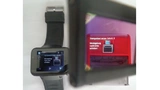 Blick durch ein eAR-Brille auf einem Stempel. Die Arbeitsanweisungen auf dem Display werden von einer SmartWatch übertragen, erstellt wurden sie über PowerPoint