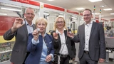 Freuen sich über das erfolgreiche Partnerschaftsprojekt: Dr. Volker Franke, Geschäftsführer Harting Applied Technologies; Gisela Bernstein, Vorstandsvorsitzende Bernstein AG; Nicole Bernstein, Vorstandsmitglied Bernstein AG; und Achim Bernstein, Vors