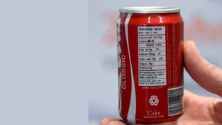 Attrappe einer Cola-Dose mit eingebauter Kamera. Die Dose ist damit ein unerlaubtes Überwachungsgerät und ist damit eines der rund 460.000 unsicheren Elektrogeräten, die die Bundesnetzagentur im vergangenen Jahr vom Markt genommen hat.