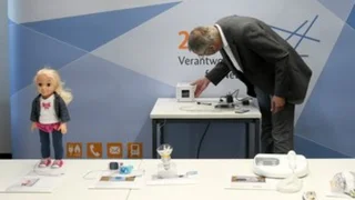 Der Marktüberwacher Uwe Saalmann demonstriert die Funkstörung einer Lichtleiste an einem Radio. Damit gilt dieses Produkt als unsicher