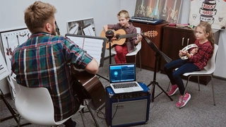 Mikrofonarray ZM-1 mittig zwischen drei Musikern.