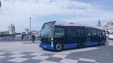 Der Elektrobus »Aptis« von Alstom und NFL zeichnet sich durch seine unkonventionelle Fahrwerkskonstruktion aus. Der Fahrzeugboden ist niedrig und trotzdem führen die Radkästen im Inneren kaum zu Einschränkungen.