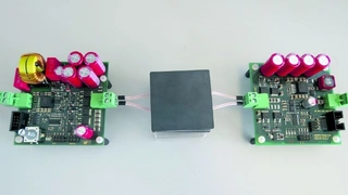 Das Wireless-Power-Entwicklungssystem 760308EMP-WPT-200W, das Würth Elektronik eiSos mit Unterstützung der Infineon Technologies AG entwickelt hat, besteht aus einem Netzteil, einer Sender- und einer Empfängereinheit. Es ist für eine Leistung von bis