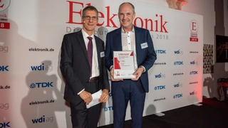 Ulrich Lampen konnte stellvertretend für RS Components aus der Hand des Chefredakteurs Gerhard Stelzer die Urkunde für einen dritten Rang entgegennehmen.