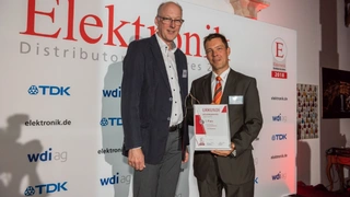 Paul-Martin Kamprath nahm für seinen Arbeitgeber pk components die Urkunde für den 2. Platz bei der Leserwahl in Empfang.