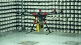 Bild 5. Fliegende Drohne oberhalb des Prüfdrehtellers mit aktiver Messgerätesteuerung bei Störfestigkeitsuntersuchung und ohne isotrope Antenne.