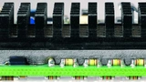 Bild 4. Gel-Wärmeleitfolien benötigen einen gewissen Anpressdruck, damit der Wärmeübergangswiderstand merklich verringert wird.