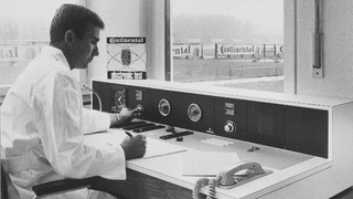 Hans-Jürgen Meyer am Leitstand des elektronisch gesteuerten Fahrzeugs.