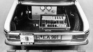 Im Kofferraum des elektronisch gesteuerten Fahrzeugs befanden sich die Steuerelektronik (1) und die elektropneumatische Bremsanlage (2).
