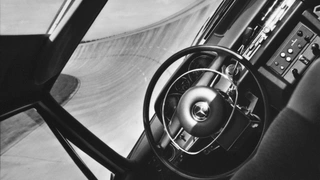 Das elektronisch gesteuerte Fahrzeug in der Steilkurve des Contidrom.  Aufnahme von 1968