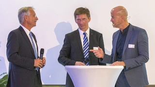 Matthäus Hose, Verlagsleiter der WEKA Fachmedien, in einer Podiumsdiskussion mit dem ehemaligen Geschäftsführer Eberhard Grünert und dem derzeitigen Geschäftsführer Arthur Rönisch