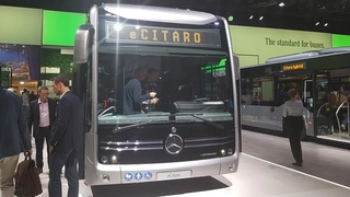 Der Mercedes-Benz eCitaro feierte seine Weltpremiere auf der IAA 2018. Ende des Jahres geht der elektrisch angetriebene Stadtbus dann in Serie. 
