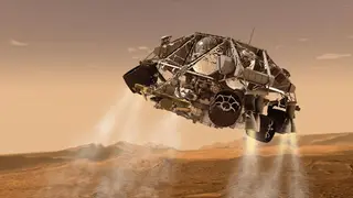 Der Mars-Rover hat seinen Hitzeschild abgeworfen und wurde durch den  Fallschirm stark verlangsamt. »Umgekehrte« Schubraketen stabilisieren  Curiositiy während der Abstiegsphase.
