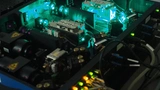 Aus dem Infrarot-Laser wird durch verdoppeln der Frequenz mit Hilfe von Spiegeln ein UV-Laser.