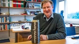 Prof. Leif Asp mit Spule aus Kohlefasergarn