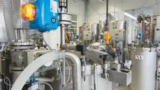 Die leitende Elektrolyt-Flüssigkeit für Aluminium-Elektrolyt-Kondensa-toren wird in Tanks aufbewahrt.