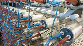 Im Teststand von FTCAP werden die fertigen Film-Kondensatoren auf ihre Funktion getestet und unter Spannung gesetzt.