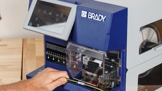 Pro Kabel 10 Sekunden schneller etikettieren:  Brady bietet automatisierte Kabelkennzeichnungsysteme an, mit denen Schrumpfschläuche und Wickeletiketten bis zu 10 Sekunden schneller angebracht werden. So kann der Wraptor A6500 laut Unternehmensangabe