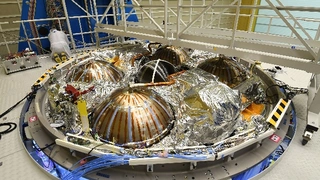 Ein Mitarbeiter von Airbus arbeitet am Europäischen Servicemodul (ESM) für das US-Raumschiff »Orion«.