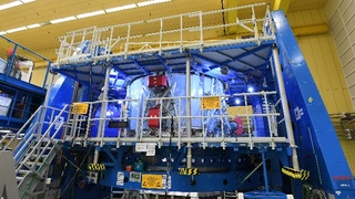 Das Europäischen Servicemodul (ESM) für das US-Raumschiff steht, zum Teil schon verpackt im Reinraum.