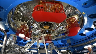 Die Antriebe des Europäischen Servicemodul (ESM) für das US-Raumschiff «Orion» sind bereits für den Transport schützend verpackt worden.