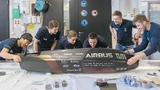 Die Studenten des Müncher Teams WARR Hyperloop mit ihrem Prototypen-Pod.