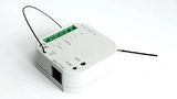  Die vorhandenen LED-Leuchten wurden durch den Einbau einer Mesh Bridge ergänzt. Sie kann die Signale eines Helligkeits- und Präsenzsensors verarbeiten und steuert den LED-Treiber über eine analoge Standardschnittstelle (0 – 10 V) der Lichttechnik