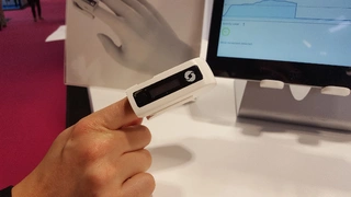 Meinen ersten persönlichen Termin hatte ich bei Cicor in Halle A1. Das Unternehmen aus der Schweiz zeigte in München unter anderem sein Wearable Sensoscan, das die Daten kontinuierlich via Bluetooth in die Cloud für den Fernzugriff speichert. 