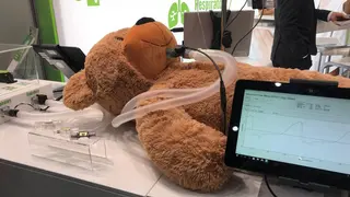 Zwei wesentliche Trends prägen den Bereich der Medizintechnik schon seit geraumer Zeit und sorgen für kurze Innovationszyklen: die Dematerialisierung und die Digitalisierung. Wichtige Werkzeuge bei dieser Entwicklung sind Sensoren, wie die Besucher u