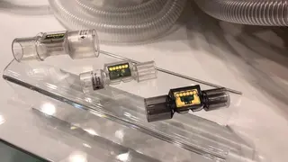 Das Herzstück eines jeden Massenflussensor ist ein MEMS-basierter kalorimetrischer Mikrosensor, der den Gasfluss über ein thermisches Messprinzip ermittelt. Das Sensorelement ist dabei zusammen mit der vollständigen Signalaufbereitung auf einem einzi