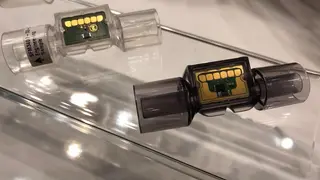 Der Flow Sensor SFM3400 ist ein proximaler Sensor für die Flussmessung in respiratorischen Anwendungen der Neonatologie und Pädiatrie. Er ist sowohl als Einweg-Lösung (SFM3400-D) wie auch als Mehrweg-Lösung (SFM3400-AW) erhältlich. Die wiederverwendb