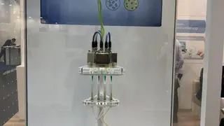 Bürkert nutzte die Compamed auch dazu, seinen Systemgedanken in den Vordergrund zu stellen. So war das Highlight am Messestand laut eigener Aussage ine Applikationsmaschine, die zwei konkrete, ganz unterschiedliche Anwendungsbeispiele aus dem Bereich