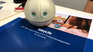Kein Wearable im klassischen Sinne, aber trotzdem ein Hingucker: Der Therapieball von Simylife, dessen Elektronik von EBV stammt. Der SimyBall ist ein mobiler Spielecontroller und Biofeedbackgerät in Ballform. In Kombination mit einer App soll er dab