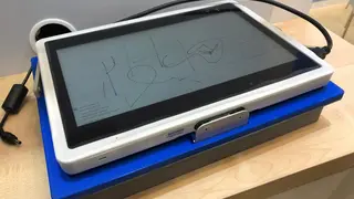 Kommen Flüssigkeiten auf das Display, so kann dieses dennoch weiter benutzt werden. Nur die betroffene Stelle ist inaktiv.