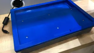 Sowohl die Rückseite als auch die Ladeschale stammten in Düsseldorf aus dem 3D-Drucker.