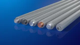 Raumedic ist so in der Lage, Kupfer, Edelstahl, Nitinol, Platinlegierungen, vernickelte und versilberte Drähte in Kombination mit einer Vielzahl von Polymeren, darunter Polypropylen, Polyethylen, Nylon, Polyurethan und Silikon sowie Hochleistungskuns