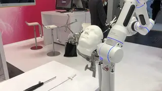 Auf der Medica wurde vor allem eines deutlich: Roboter als Roboter als OP-Assistenz werden immer wichtiger, zum Beispiel bei Operationen am Kopf (hier zu sehen am Stand von Brainlab).