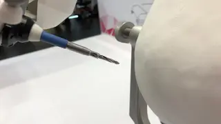 Der Roboterarm von Medineering übernimmt sozusagen die Handarbeit.