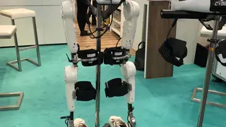 Was vor ein paar Jahren noch als unmöglich galt, ist dank Exoskelette heute möglich: Gelähmten Menschen mehr Bewegungsfreiheit einräumen. Das HAL-System von Cyberdyne arbeitet zum Beispiel nervengesteuert.