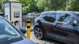 BMW i3 wird an Ladesäule geladen