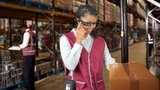 Packerin im Warenlager mit Datenbrille