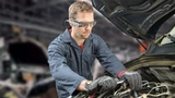 Arbeiter in der Automobilproduktion mit Datenbrille