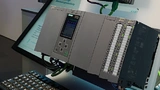 Siemens hatte auf der Messe eine Demo aufgebaut, bei der die idealen Greifpunkte für einen Roboterarm per SPS mit KI errechnet wurden. 